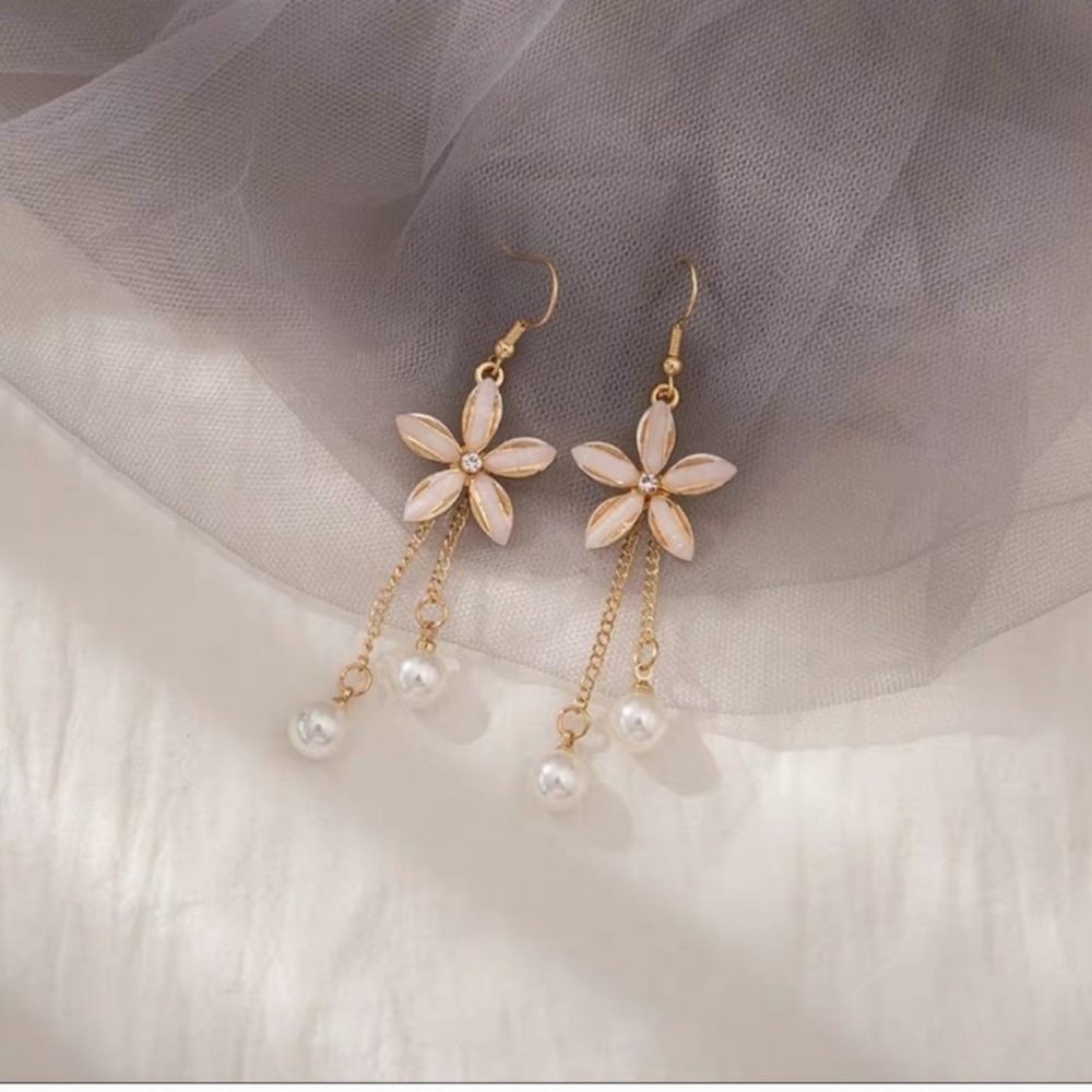 Anthropologie daisy pearl dangle earrings